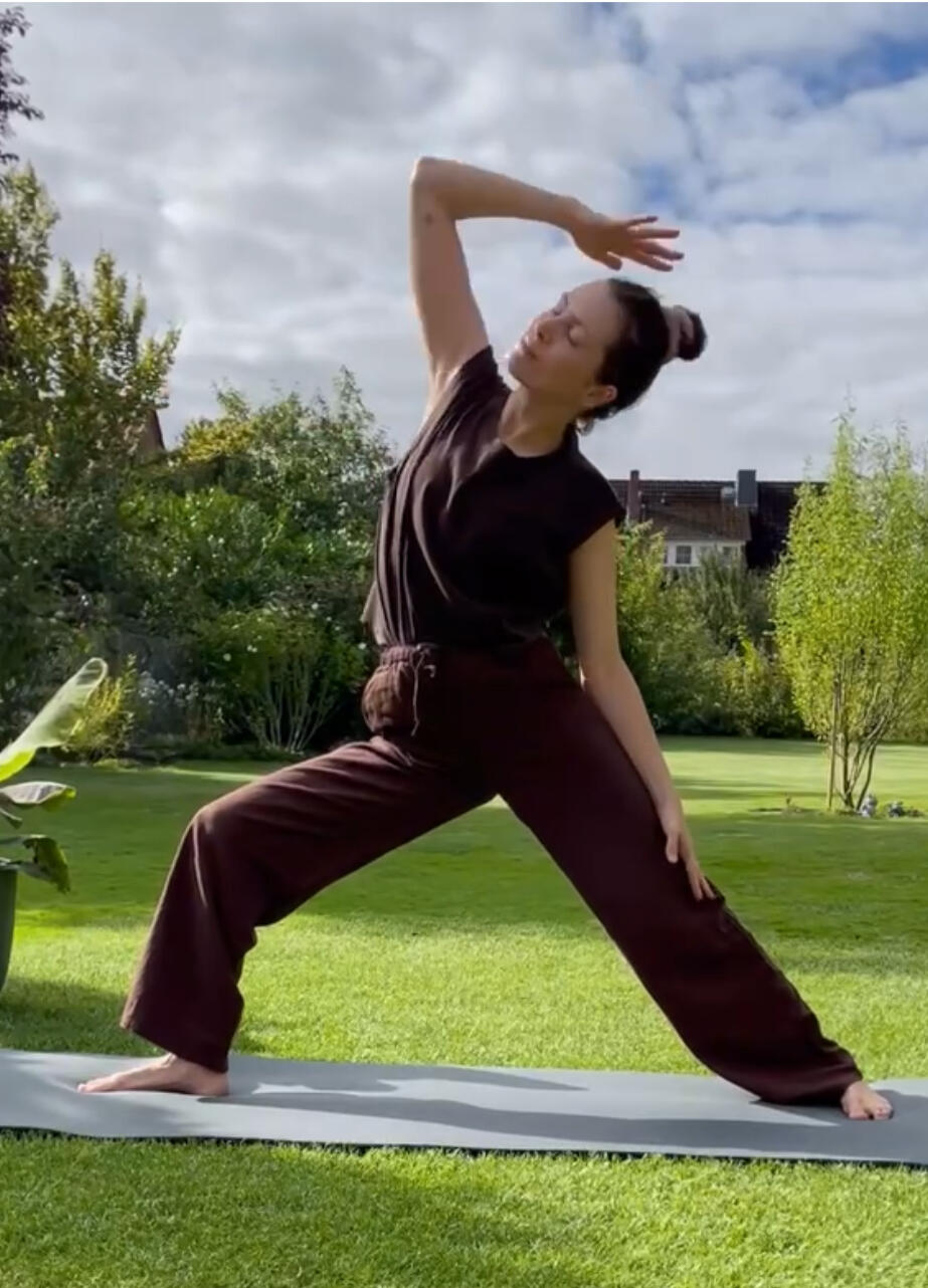 Sonnenkrieger Yoga Asana